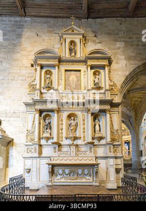 France - 19 août 2019 : sculptures religieuses décoratives dans la nef de la basilique Saint-Sauveur de Dinan, en Bretagne Banque D'Images