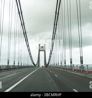 France - 15 août 2019 : vue en format carré du pont suspendu de Tancarville en Normandie Banque D'Images