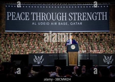 Doha, Qatar. 15 mai 2025. Le président Donald Trump prononce un discours devant les troupes à la base aérienne Al Udeid, jeudi 15 mai 2025, à Doha, Qatar. (Crédit image : © Molly Riley/Maison Blanche/ZUMA Press Wire) USAGE ÉDITORIAL SEULEMENT ! Non destiné à UN USAGE commercial ! Banque D'Images