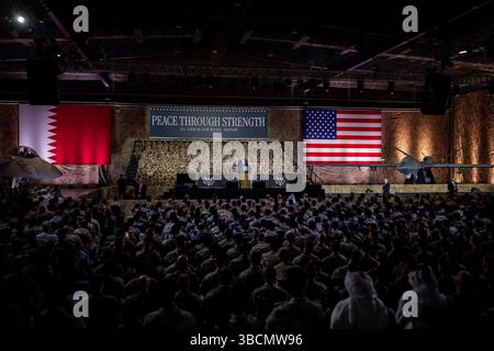 Doha, Qatar. 15 mai 2025. Le président Donald Trump prononce un discours devant les troupes à la base aérienne Al Udeid, jeudi 15 mai 2025, à Doha, Qatar. (Crédit image : © Daniel Torok/Maison Blanche/ZUMA Press Wire) USAGE ÉDITORIAL SEULEMENT ! Non destiné à UN USAGE commercial ! Banque D'Images