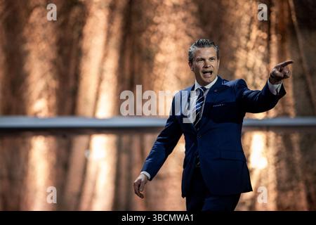 Doha, Qatar. 15 mai 2025. Pete Hegseth à la base aérienne Al Udeid, jeudi 15 mai 2025, à Doha, Qatar. (Crédit image : © Daniel Torok/Maison Blanche/ZUMA Press Wire) USAGE ÉDITORIAL SEULEMENT ! Non destiné à UN USAGE commercial ! Banque D'Images