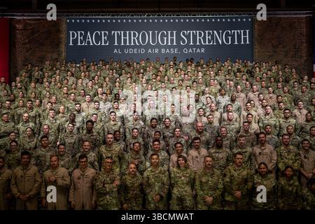 Doha, Qatar. 15 mai 2025. Le président Donald Trump prononce un discours devant les troupes à la base aérienne Al Udeid, jeudi 15 mai 2025, à Doha, Qatar. (Crédit image : © Daniel Torok/Maison Blanche/ZUMA Press Wire) USAGE ÉDITORIAL SEULEMENT ! Non destiné à UN USAGE commercial ! Banque D'Images