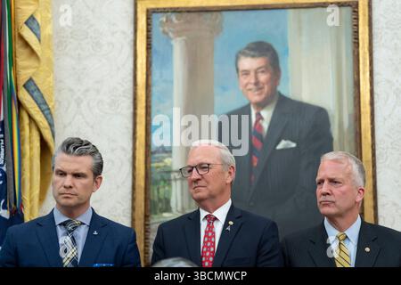 Washington, États-Unis. 19 avril 2025. Le secrétaire AMÉRICAIN à la Défense Pete Hegseth (à gauche), le sénateur américain Kevin Cramer (républicain du Dakota du Nord) (C) et le sénateur américain Dan Sullivan (républicain de l'Alaska) (à droite) participent à une annonce faite par le président américain Donald J Trump concernant la réalisation du Golden Dome à la Maison Blanche à Washington, DC, mardi 20 mai 2025. Photo de Chris Kleponis/UPI crédit : UPI/Alamy Live News Banque D'Images
