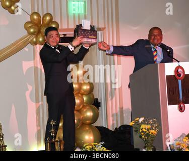 Santa Monica, Californie, États-Unis. 17 mai 2025. Santa Monica, Californie, États-Unis. 17 mai 2025. L'animateur Joey Zhou, fondateur de Los Angeles Beverly Arts (LABA), remporte le prix de la vente aux enchères avec le commissaire-priseur Glenn Coutinho au Phoenix Dojo Gala pour honorer la résilience et reconstruire Pacific Palisades Martial Arts Studio perdu dans les feux de forêt de Los Angeles qui se sont tenus au Hilton Santa Monica Hotel & Suites à Santa Monica, en Californie. Crédit : Sheri Determan Banque D'Images