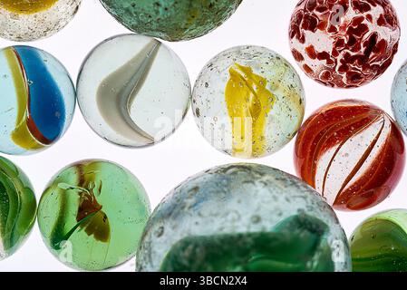 Billes de verre sur fond de boîte à lumière Banque D'Images