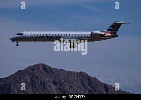 Sky Harbor Airport 4-27-2025 Phoenix AZ États-Unis American Eagle Bombardier CRJ700 N870DC arrivée sur la piste 26 à Phoenix Sky Harbor Intl. Aéroport. Banque D'Images