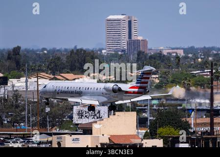 Sky Harbor Airport 4-27-2025 Phoenix AZ États-Unis American Eagle Bombardier CRJ700 N870DC arrivée sur la piste 26 à Phoenix Sky Harbor Intl. Aéroport. Banque D'Images