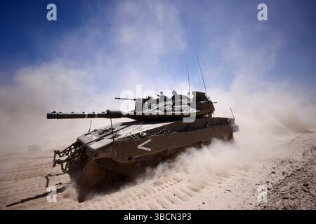 Pékin, Chine. 20 mai 2025. Un char israélien est vu près de la frontière Sud israélienne avec Gaza, le 20 mai 2025. L’armée israélienne a déclaré mardi qu’elle étendrait son offensive terrestre à Gaza et prendrait le contrôle de territoires supplémentaires. Crédit : Jamal Awad/Xinhua/Alamy Live News Banque D'Images