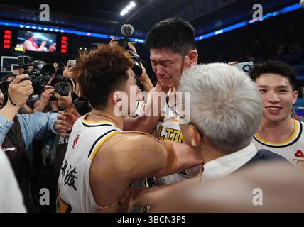 Pékin, Chine. 20 mai 2025. Sun Minghui (G) des Lions du Zhejiang célèbre avec son coéquipier Hu Jinqiu après avoir remporté le titre de champion de la saison 2024-2025 de la ligue de l'Association chinoise de basket-ball (CBA) à Pékin, capitale de la Chine, le 20 mai 2025. Crédit : Wang Kaiyan/Xinhua/Alamy Live News Banque D'Images