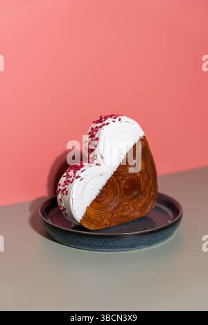 Saint-Valentin anniversaire vacances cadeau idée cadeau délicieux et vibrant gâteau pâtissier en forme de cœur, magnifiquement surmonté de glaçage coloré abondant. Copier l'espace. Expérimentation alimentaire virale dessert tendance de cuisson créative Banque D'Images