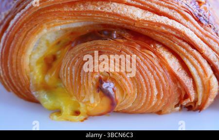 Gros plan Croissant au beurre frais et appétissant fourré de jambon et de fromage fondu, pâtisserie faite de pâte à croissants, pains croustillants salés Banque D'Images