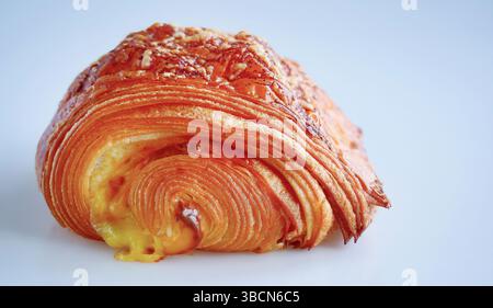 Gros plan Croissant au beurre frais et appétissant fourré de jambon et de fromage fondu, pâtisserie faite de pâte à croissants, pains croustillants salés Banque D'Images