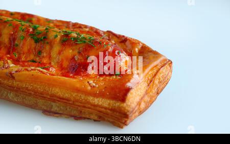Saucisse Mayo Sriracha fraîche, menu spécial pâtisserie à base de pâte à croissants, fourrée de saucisses, seulement en Thaïlande Banque D'Images