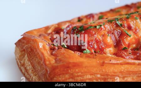 Saucisse Mayo Sriracha fraîche, menu spécial pâtisserie à base de pâte à croissants, fourrée de saucisses, seulement en Thaïlande Banque D'Images