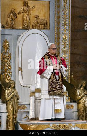 Rome, Italie. 20 mai 2025. Le pape Léon XIV visite la basilique Saint-Paul hors des murs (San Paolo fuori le mura) à Rome, Italie le 20 mai 2025, l'église romaine traditionnellement considérée comme abritant les restes du saint. Après un moment de prière devant le tombeau de Saint Paul, le Pape a présidé un bref service. Photo par Eric Vandeville/ ABACAPRESS.COM crédit : Abaca Press/Alamy Live News Banque D'Images