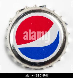 Garham, Allemagne. 24 avril 2025. Gros plan d'un bouchon de bouteille Pepsi argenté avec le logo Pepsi circulaire avec des bandes courbes rouges, blanches et bleues. Crédit : SOPA images Limited/Alamy Live News Banque D'Images