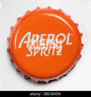 Garham, Bavière, Allemagne. 24 avril 2025. Gros plan d'un bouchon de bouteille Aperol Spritz orange vif avec le texte blanc ''APEROL SPRITZ'' dans une police stylisée. (Crédit image : © Igor Golovniov/SOPA images via ZUMA Press Wire) USAGE ÉDITORIAL SEULEMENT ! Non destiné à UN USAGE commercial ! Banque D'Images