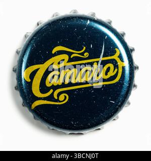 Garham, Allemagne. 24 avril 2025. Gros plan d'un bouchon de bouteille bleu foncé avec l'inscription jaune « Camaro » bien en vue au centre. (Photo par Igor Golovniov/SOPA images/SIPA USA) crédit : SIPA USA/Alamy Live News Banque D'Images