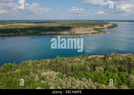 Un nouveau lac dans une ancienne mine de lignite à ciel ouvert Banque D'Images