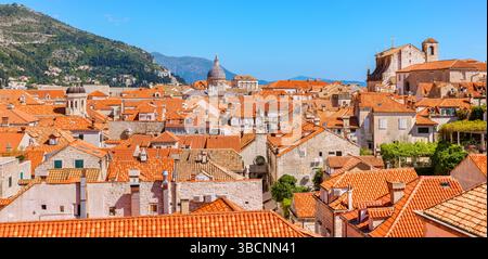 Vue panoramique sur les toits de tuiles rouges de Dubrovnik. Croatie Banque D'Images