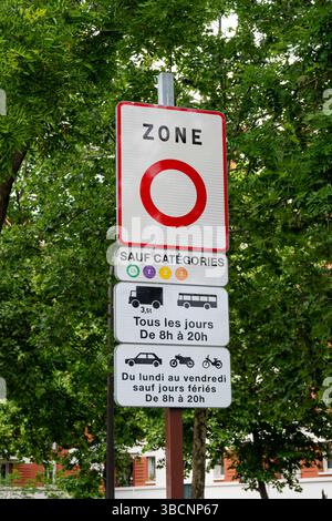 Panneau routier à l'entrée de la ville de Paris indiquant une zone à faibles émissions (lez ou ZFE), une zone urbaine à accès restreint aux véhicules polluants Banque D'Images