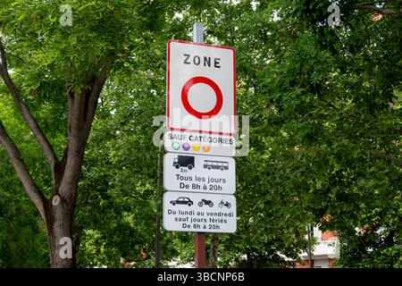 Panneau routier à l'entrée de la ville de Paris indiquant une zone à faibles émissions (lez ou ZFE), une zone urbaine à accès restreint aux véhicules polluants Banque D'Images