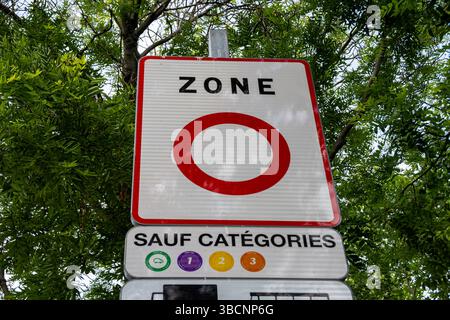 Panneau routier à l'entrée de la ville de Paris indiquant une zone à faibles émissions (lez ou ZFE), une zone urbaine à accès restreint aux véhicules polluants Banque D'Images