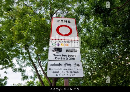 Panneau routier à l'entrée de la ville de Paris indiquant une zone à faibles émissions (lez ou ZFE), une zone urbaine à accès restreint aux véhicules polluants Banque D'Images