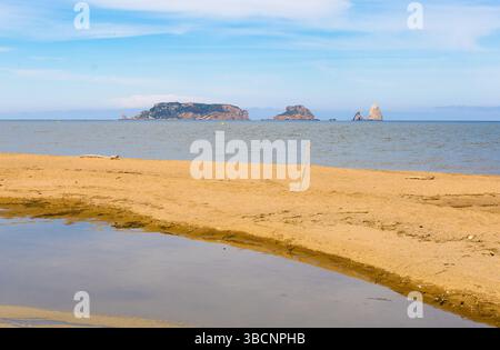 Vue sur l'archipel des îles Medes depuis la Gola del ter, Estartit, Costa Brava. Célèbre réserve marine dans la mer Méditerranée, Espagne. Banque D'Images