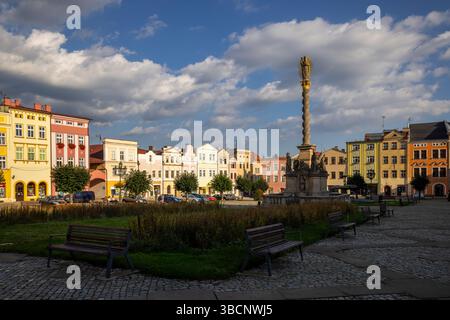 Colonne baroque de la peste mariale debout dans le centre de Mirove namesti, place principale de la ville de Broumov, République tchèque, entouré par l'histoire colorée Banque D'Images