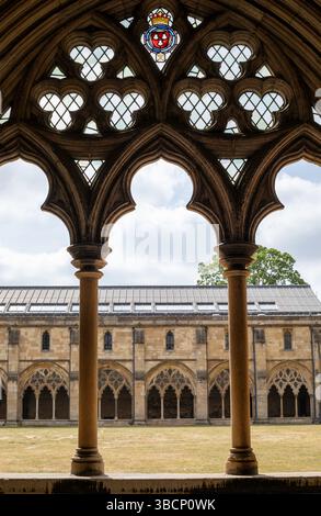 Depuis le cloître de la cathédrale de Norwich donnant sur la cour Banque D'Images