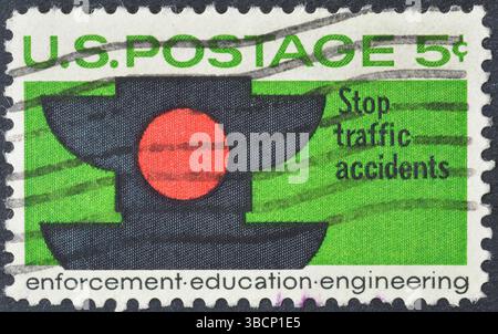 Timbre-poste annulé imprimé par les États-Unis, qui promeut la sécurité routière, circa 1965. Banque D'Images