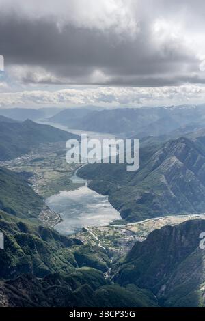 Paysage aérien avec vue sur les lacs Mezzola et Lario depuis le nord, tourné depuis un planeur dans une lumière printanière brillante, Lombardie, Italie Banque D'Images