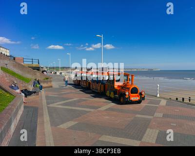Bridlington, Royaume-Uni, 13 avril 2025, train terrestre longeant la promenade de Bridlington, de Sewerby Hall au centre. Banque D'Images