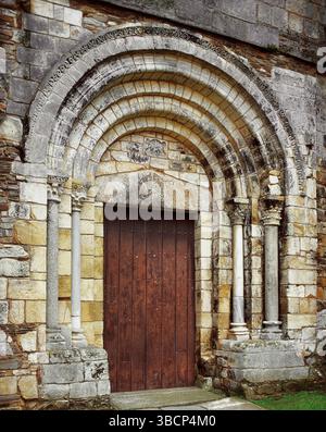 Basilique de San Martiño de Mondoñedo (Basilique de San Martín de Mondoñedo). Église construite entre les Xe et XIIe siècles. Porte de façade ouest, XIIe siècle. Foz. Province de Lugo, région de Mariña Central, Galice, Espagne. Banque D'Images