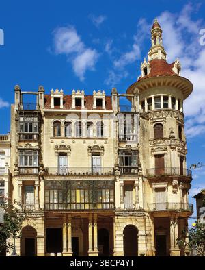 Ribadeo, province de Lugo, Une région orientale de Mariña, Galice, Espagne. Tour de Moreno (Torre de los Moreno ou Torre dos Moreno). Maison indienne commandée entre 1914 et 1915 par deux frères de Ribadeo, Juan et Pedro Moreno Ulloa, qui ont émigré en Argentine. Le projet est l'œuvre de l'architecte argentin Julián García Núñez (1875-1944) et de l'ingénieur militaire espagnol Angel Arbex Inés (1860-1935). Banque D'Images