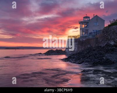 Appledore, North Devon - Une belle gamme de couleurs réparties dans le ciel de l'aube derrière les « anciens garde-côtes » sur l'estuaire de la rivière Torridge à Appledore i. Banque D'Images