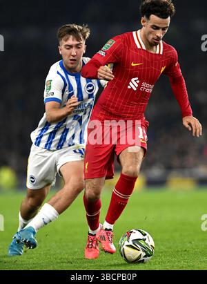 EFL Carabao Cup égalité entre Brighton et Hove Albion et Liverpool à l'American Express Stadium, Brighton UK - 30 octobre 2024 - Jack Hinshelwood de Brighton perd contre Curtis Jones de Liverpool pendant le match Banque D'Images