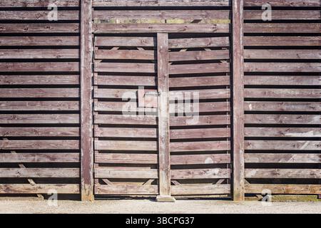 Ancienne clôture en bois et porte de la grange. Banque D'Images