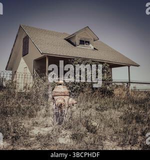 Une maison abandonnée dans un petit village avec un vieux point d'eau de feu dans les prairies nationales de Pawnee, colorado, états-Unis. Banque D'Images