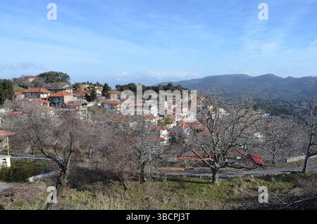 Vue sur le village de montagne, Valtessiniko à Arcadia, Péloponnèse, Grèce Banque D'Images