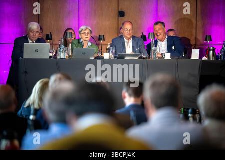 Brême, Allemagne. 21 mai 2025. La direction précédente de la Bremische Evangelische Kirche (BEK) Bernd Kuschnerus (gauche-droite) Edda bosse, Martin Franzius et Oliver Gampper au congrès de l'église. La direction de l’Église protestante de Brême est confrontée à un changement générationnel. Crédit : Sina Schuldt/dpa/Alamy Live News Banque D'Images