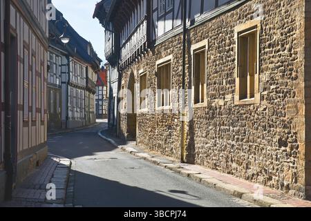 Ruelle étroite avec des maisons à colombages dans la vieille ville de Goslar, Allemagne, basse-Saxe, Goslar Banque D'Images