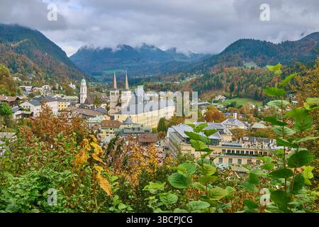 Vue de Berchtesgaden avec collégiale et église paroissiale d'Andrew, Allemagne, Bavière, Berchtesgaden Banque D'Images