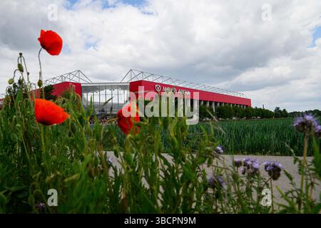 MAINZ, ALLEMAGNE - 17 MAI 2025 : vue générale de MEWA ARENA, le stade de 1. FSV Mainz 05, vu derrière un champ coloré de fleurs sauvages en fleurs. Creati Banque D'Images