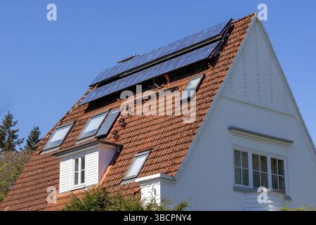 ancien système solaire sur le toit à pignon d'une vieille villa Banque D'Images