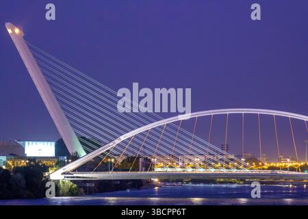 Les ponts illuminés de Barqueta et d'Alamillo rehaussent l'horizon de Séville, mettant en valeur l'élégance et la sérénité au crépuscule. Banque D'Images