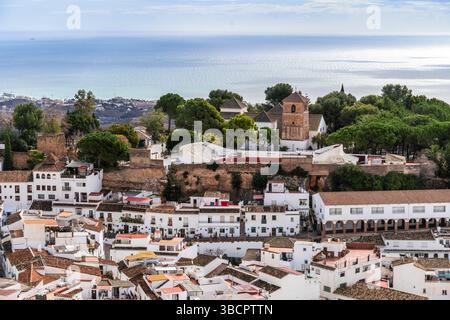 Vue aérienne de l'église et des maisons résidentielles avec l'océan en arrière-plan à Mijas, Pueblos Blancos, villages blancs, Espagne Banque D'Images