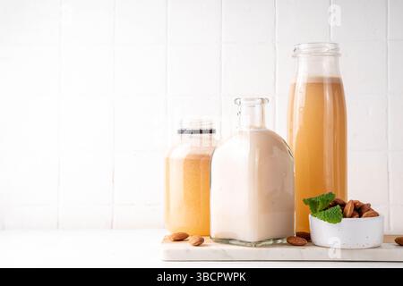 Sirop d'orgeat d'amande maison dans différentes bouteilles, amandes, eau, sucre et sirop d'eau de fleur d'oranger pour faire des cocktails sucrés Banque D'Images