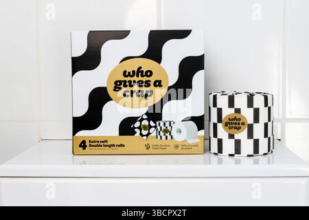 Rouleaux de qui donne un papier toilette bambou merde. Banque D'Images